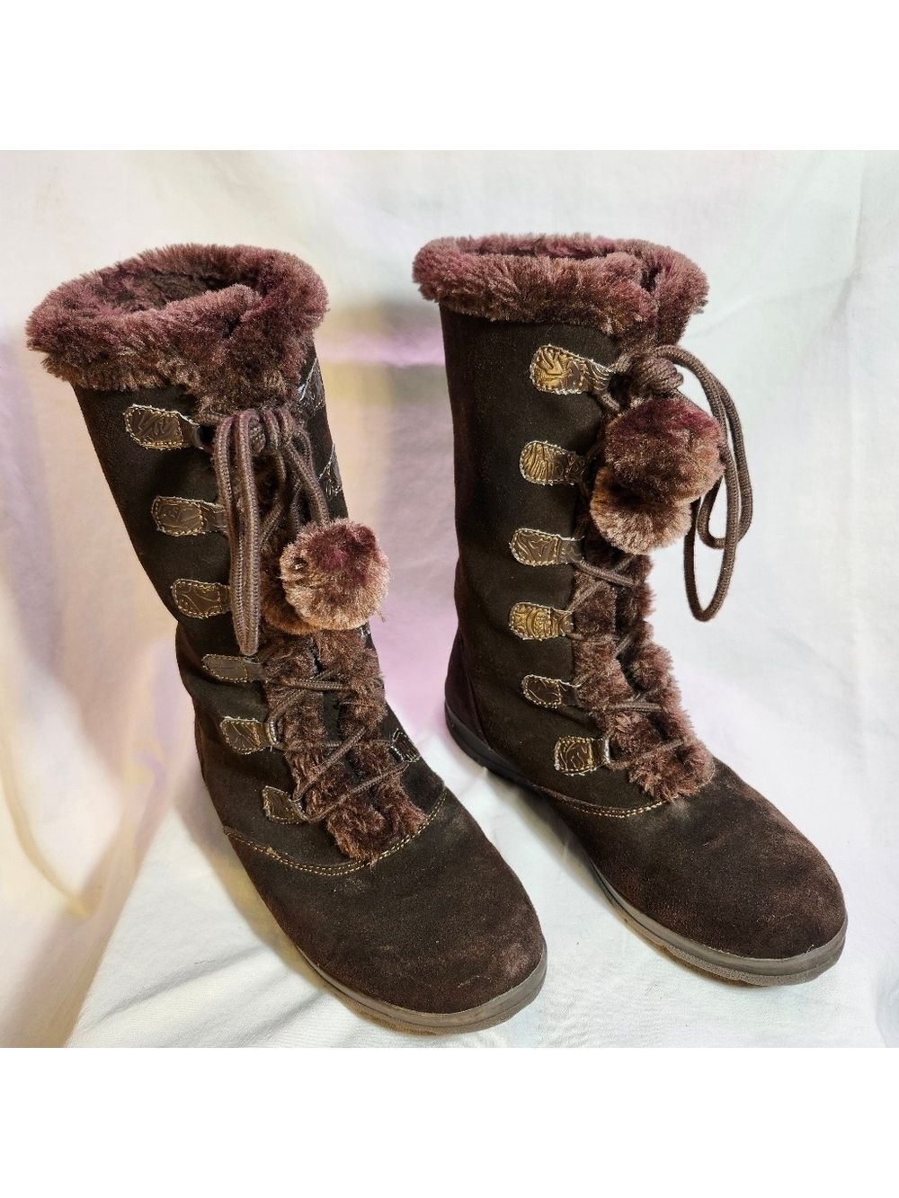 White Mountain vintage design faux sharpa lining suede leather w/cute pom poms